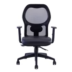 Vista frente silla giratoria ergonomica. con apoyabrazos, respaldo con red negra, asiento tapizado gris.