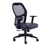 Silla giratoria ergonomica. con apoyabrazos, respaldo con red negra, asiento tapizado gris.