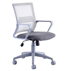 Silla giratoria gris, estructura negra. Asiento tapizado ecocuero negro, respaldo en red negra. Apoyabrazos integrados.