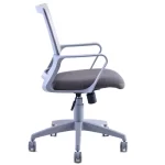 Vista lateral de una silla giratoria, estructura gris. Asiento tapizado tela gris, respaldo en red gris. Apoyabrazos integrados.