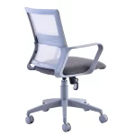 Vista posterior de una silla giratoria gris, estructura negra. Asiento tapizado ecocuero negro, respaldo en red negra. Apoyabrazos integrados.