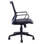 Vista lateral de una silla giratoria, estructura negra. Asiento tapizado ecocuero negro, respaldo en red negra. Apoyabrazos integrados.