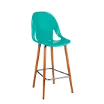 Taburete, asiento monocasco verde, patas de madera, apoyapie metalico