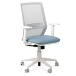 Silla giratoria, estructura blanca, respaldo en red gris, asiento tapizado en tela celeste. Apoyabrazos regulables.