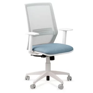 Silla giratoria, estructura blanca, respaldo en red gris, asiento tapizado en tela celeste. Apoyabrazos regulables.