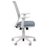 Vista lateral, silla giratoria, estructura blanca, respaldo en red gris, asiento tapizado en tela celeste. Apoyabrazos regulables.