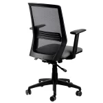 Vista posterior, silla giratoria, respaldo en red negro, asiento tapizado en tela gris. Con apoyabrazos integrados.