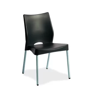 Silla plástica color negro, patas color aluminio.