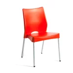 Silla plástica color rojo, patas color aluminio.