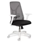 Silla giratoria, estructura blanca con apoyabrazos regulables. Respaldo en red gris, asiento en tela negra.