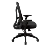 Vista lateral, silla giratoria, estructura negra con apoyabrazos regulables. Respaldo en red negra, asiento en tela negra.