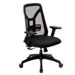 Silla giratoria, estructura negra con apoyabrazos regulables. Respaldo en red negra, asiento en tela negra.