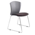 Silla plástica fija, color negra tapizada, base trineo cromada