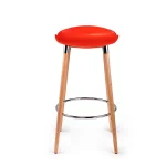 Taburete Nexus. monocasco plástico rojo, base en madera con apoyapie metalico