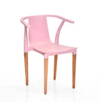 Silla plástica Otis, monocasco plástico color rosa. Patas de madera.