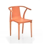 Silla plástica Otis, monocasco plástico color naranja. Patas de madera.