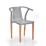 Silla plástica Otis, monocasco plástico color negro. Patas de madera.