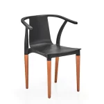 Silla plástica Otis, monocasco plástico color negro. Patas de madera.
