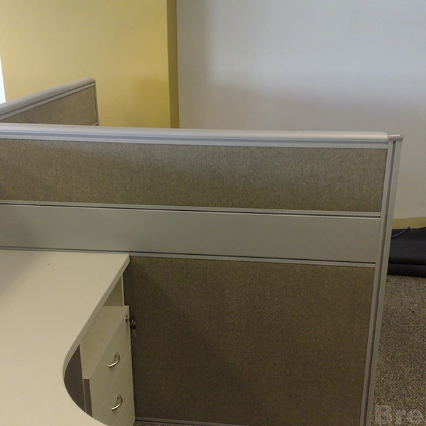 Panel divisor bajo entelado con zócalo pasacable.