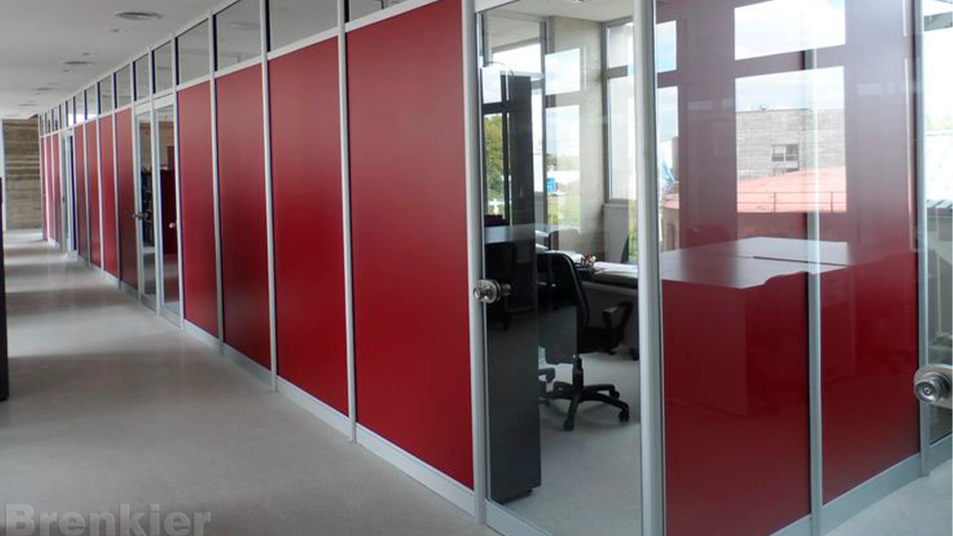 Divisor de oficina en melamina con puerta. Estructura de aluminio.