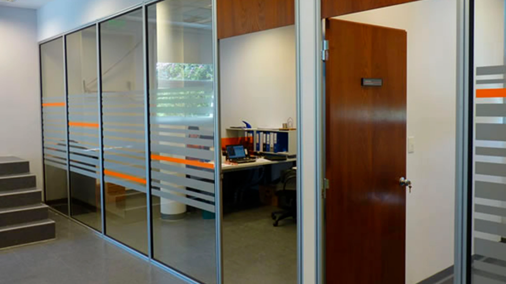 Panel vidriado, estructura de aluminio.