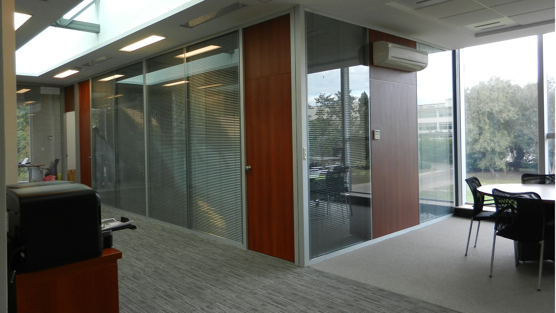 Panel divisor de oficina doble vidriado con cotina interior y puerta