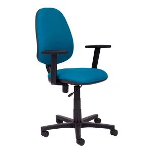 Silla giratoria, asiento y respaldo alto tapizados en tela color verde. Con apoyabrazos
