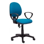 Silla giratoria, asiento y respaldo bajo tapizados en tela color verde. Con apoyabrazos