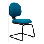 Silla respaldo bajo, tapizada en color verde, con apoyabrazos. Base fija trineo.