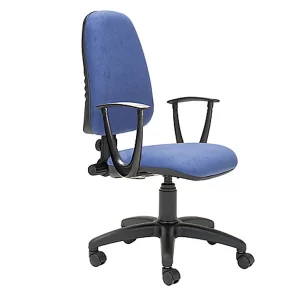 Silla giratoria, respaldo alto, con brazos, asiento y respaldo en tela color azul.