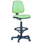 Silla giratoria, respaldo bajo, asiento y respaldo en tela color verde. Aro apoyapies con prolongador para cajero.