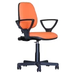 Silla giratoria, respaldo bajo, con brazos, asiento y respaldo en tela color naranja.