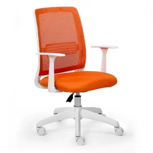 Silla giratoria, estructura blanca, respaldo en red naranja, asiento tapizado en tela azul. Apoyabrazos fijos.