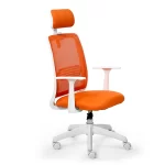 Silla giratoria, estructura blanca, con cabezal, respaldo en red naranja, asiento tapizado en tela azul. Apoyabrazos fijos