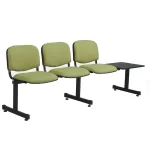 Tandem de 3 cuerpos mas mesa, base metalica negra, asiento y respaldo tapizados en tela verde oliva.