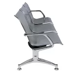 Tandem metalica de 3 cuerpos. Base y brazos cromados, asiento en chapa micro perforada color gris. Vista lateral