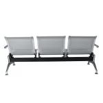 Tandem metalica de 3 cuerpos. Base y brazos cromados, asiento en chapa microperforada color gris. Vista posterior.