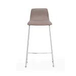 Vista frontal. Taburete tapizado beige, base trineo cromada