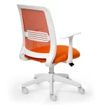 Vista posterior, silla giratoria, estructura blanca, respaldo en red naranja, asiento tapizado en tela azul. Apoyabrazos fijos.