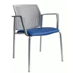 Silla plástica, cuatro patas fijas color gris, con apoyabrazos. Asiento tapizado color azul
