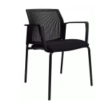 Silla plástica, cuatro patas fijas color negro, con apoyabrazos. Asiento tapizado color negro