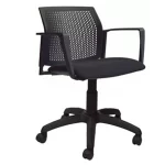 Silla plástica giratoria, color negro, con apoyabrazos. Asiento tapizado color negro.