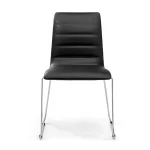Silla Zeta, tapizada color negro. Base trineo cromada. vista frontal.