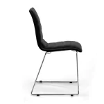 Silla Zeta, tapizada color negro. Base trineo cromada. vista lateral.