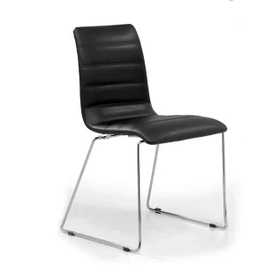 Silla Zeta, tapizada color negro. Base trineo cromada