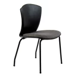 Silla plástica fija, color negro, tapizada. Base cuatro patas negras