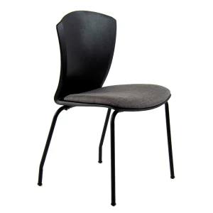 Silla plástica fija, color negro, tapizada. Base cuatro patas negras